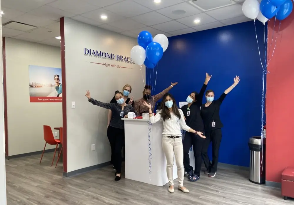 equipo de apertura grandiosa de ortodoncia de diamondbraces en Hell's Kitchen